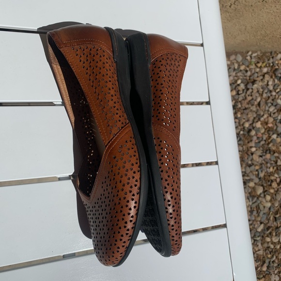 Dansko brown perforated leather flats size 6.5-7 ( European 37) - Picture 12 of 16